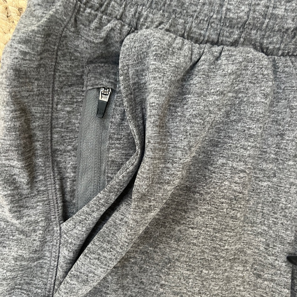 Bear bottom Gray Men's Shorts. NWT. Size small. 5.5 inch length. - Picture 2 of 3